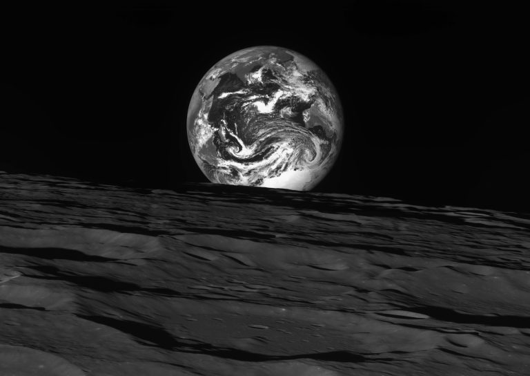 Διάστημα: Εντυπωσιακή φωτογραφία της Γης όπως φαίνεται από τη Σελήνη