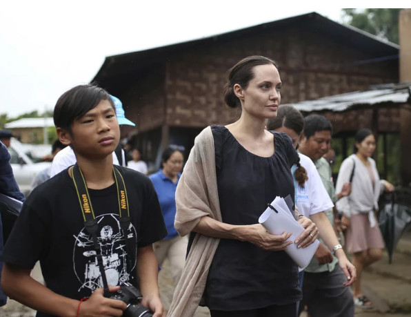 Μάντοξ Τζολί – Πιτ: Ταλαντούχος ζωγράφος αλλά με ψευδώνυμο