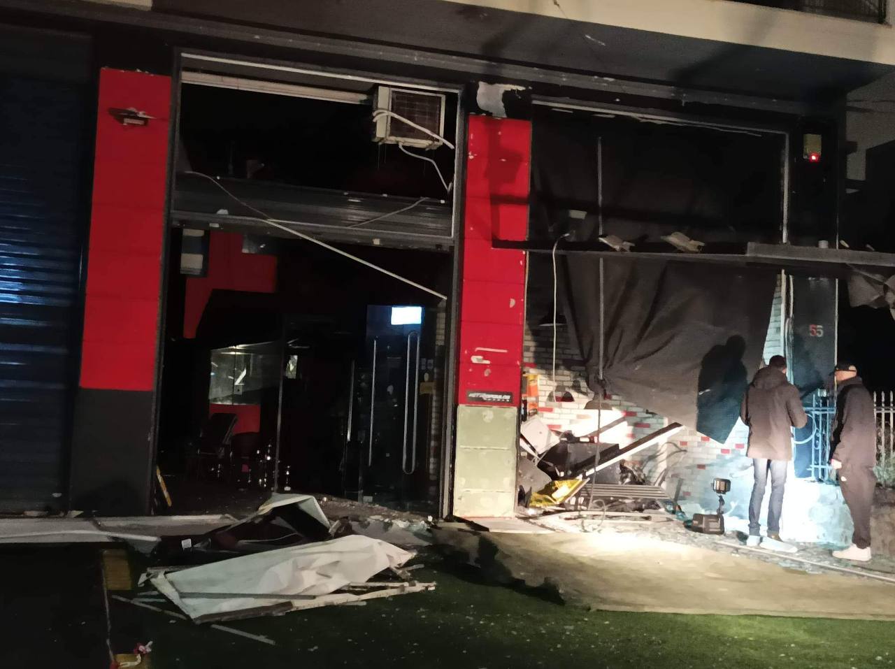 Ισχυρή έκρηξη σε πλυντήριο αυτοκίνητων στη Γλυφάδα - Δείτε φωτογραφίες