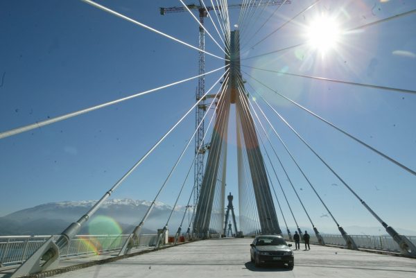 Άνδρας έπεσε από τη γέφυρα Ρίου-Αντιρρίου: Έρευνες για τον εντοπισμό του