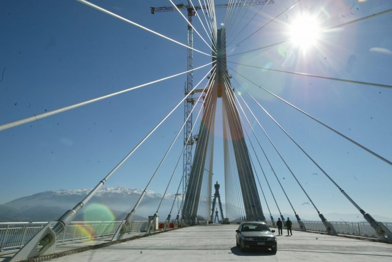 Άνδρας έπεσε από τη γέφυρα Ρίου-Αντιρρίου: Έρευνες για τον εντοπισμό του