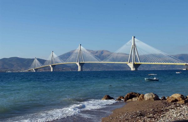 Πάτρα: Χωρίς τις αισθήσεις του ανασύρθηκε ο άντρας που έπεσε από τη γέφυρα Ρίου-Αντιρρίου