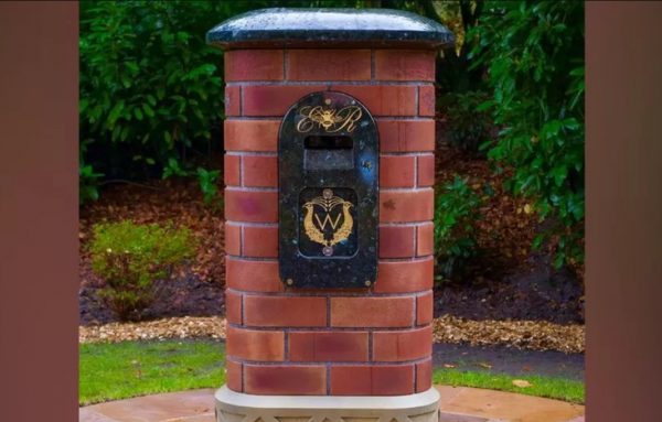 Βρετανία: Γραμματοκιβώτιο δέχεται γράμματα για τους νεκρούς