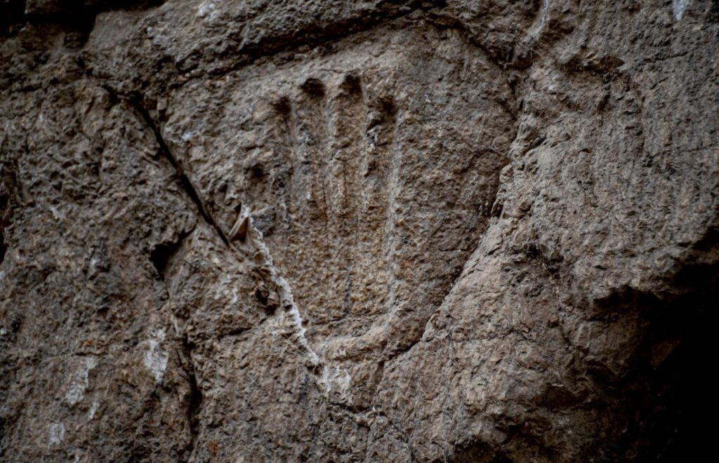 Ισραήλ: Μυστηριώδες αποτύπωμα χεριού ανακαλύφθηκε σε τάφρο 1.000 ετών