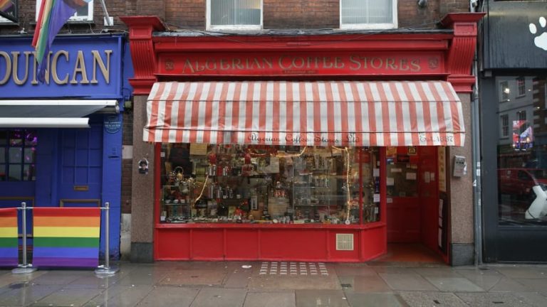 Λονδίνο: Το καφέ που δεν χρειάζεται να συμβαδίζει με την εποχή του – Στο ίδιο σημείο εδώ και 136 χρόνια