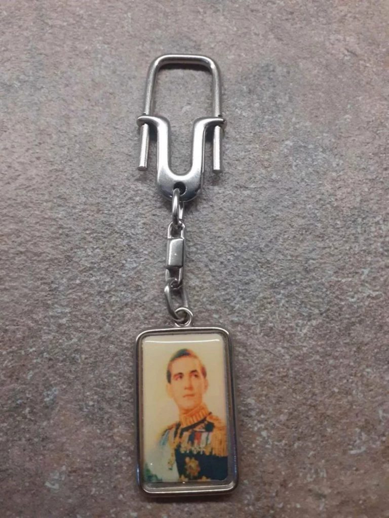 Τέως βασιλιάς Κωνσταντίνος: Γέμισε το ίντερνετ με σουβενίρ, φλιτζάνια και ποτήρια με τη βασιλική οικογένεια