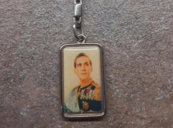 Τέως βασιλιάς Κωνσταντίνος: Γέμισε το ίντερνετ με σουβενίρ, φλιτζάνια και ποτήρια με τη βασιλική οικογένεια