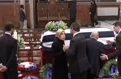 Κηδεία τέως βασιλιά Κωνσταντίνου: Οι επώνυμοι που βρέθηκαν στην κηδεία