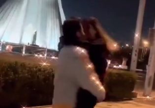 Ιράν: Ζευγάρι καταδικάστηκε σε 21 χρόνια φυλακή επειδή χόρευε μπροστά σε μνημείο
