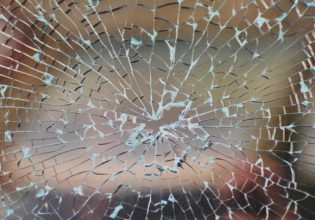 Κορωπί: Αδέσποτη σφαίρα καρφώθηκε σε παιδικό δωμάτιο
