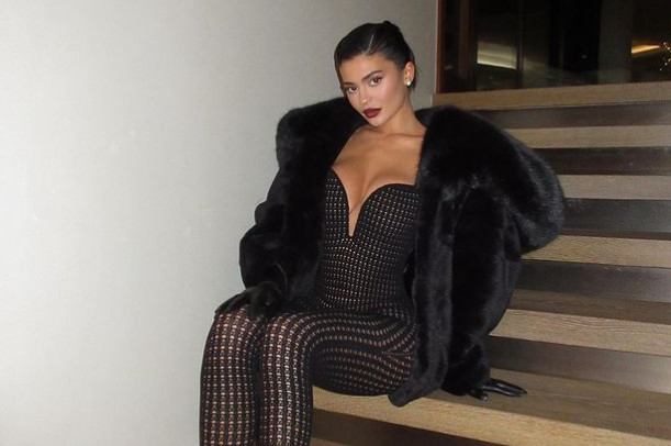 Kylie Jenner: Δείχνει για πρώτη φορά τον γιο της και αποκαλύπτει το όνομά του