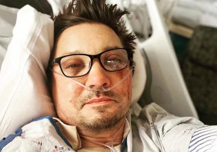 Τζέρεμι Ρένερ: Ανέβασε φωτογραφία μέσα από το νοσοκομείο – «Είμαι πολύ χάλια…»