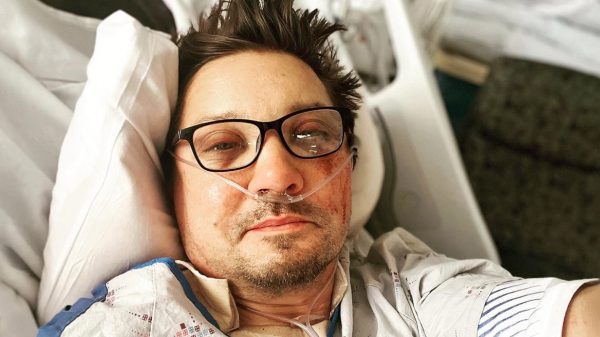 Τζέρεμι Ρένερ: Ανέβασε φωτογραφία μέσα από το νοσοκομείο – «Είμαι πολύ χάλια…»