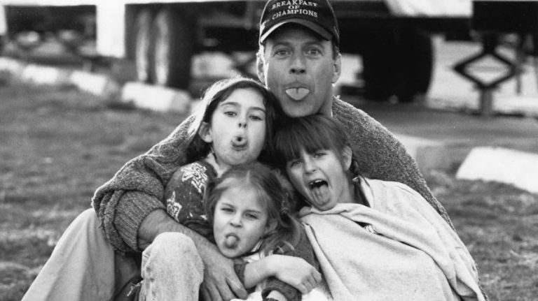 Ο Μπρους Γουίλις αλλάζει τη διαθήκη του για να διαγράψει τη Ντέμι Μουρ – Τι αφήνει στις κόρες του