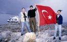 Ίμια: Δυο Τούρκοι δημοσιογράφοι κατεβάζουν την ελληνική σημαία