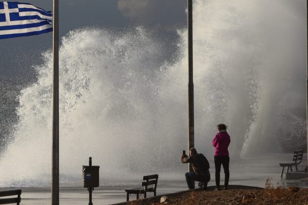 Κακοκαιρία: Καταιγίδες, χιονοπτώσεις και θυελλώδεις άνεμοι έως το βράδυ