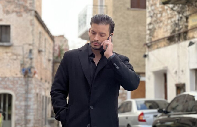 Βαγγέλης Κακουριώτης: Ο ρόλος του στη «Γη της Ελιάς» και οι «Boys and Noise»