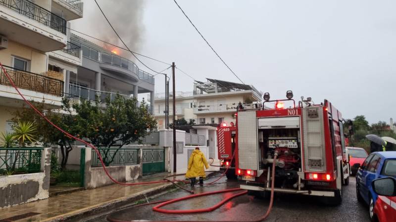 Καλαμάτα: Πυρκαγιά από κεραυνό σε σπίτι