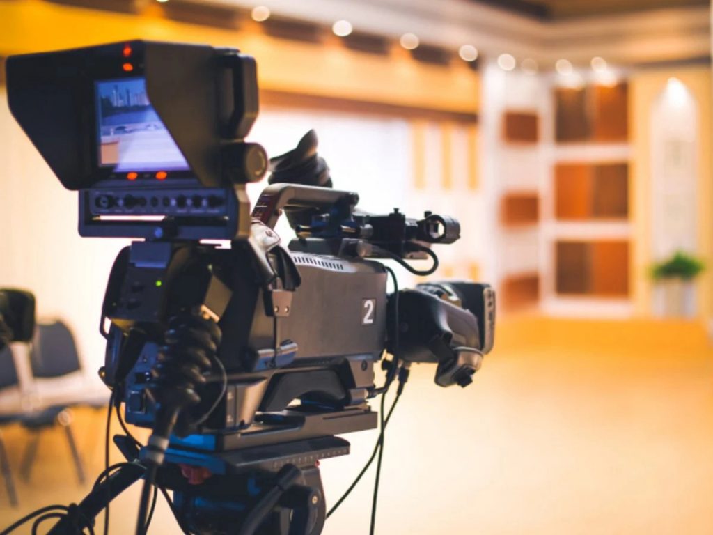 «Βόμβα»: Γνωστή παρουσιάστρια είναι έγκυος και το κρύβει