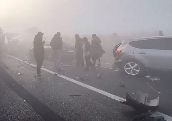 Απίστευτη καραμπόλα με έξι οχήματα και νταλίκες στην εθνική οδό