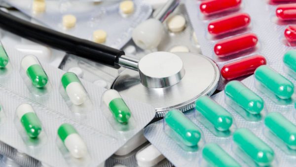 Ελλείψεις φαρμάκων: Επιστολή Πλεύρη στην Επίτροπο Υγείας