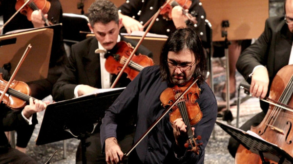 Ο Καβάκος επιστρέφει στο Μέγαρο μαζί με τους καλύτερους βιολονίστες της νέας γενιάς