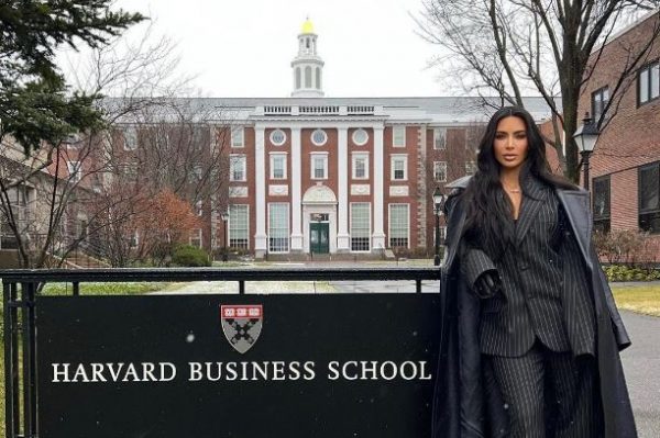 Κιμ Καρντάσιαν: Η ομιλία της στο Χάρβαρντ προκάλεσε πανικό στα social media