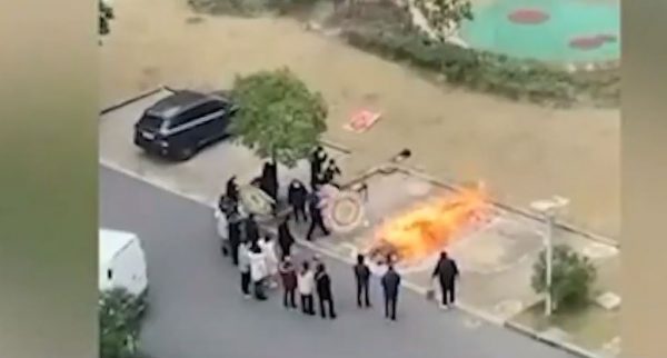 Κίνα: Εικόνες σοκ από υπαίθρια αποτεφρωτήρια μετά τη νέα «έκρηξη» του κοροναϊού