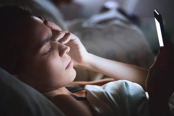 Γιατί η υπερέκθεση στις οθόνες είναι επιβλαβής – Τρόποι να την περιορίσετε