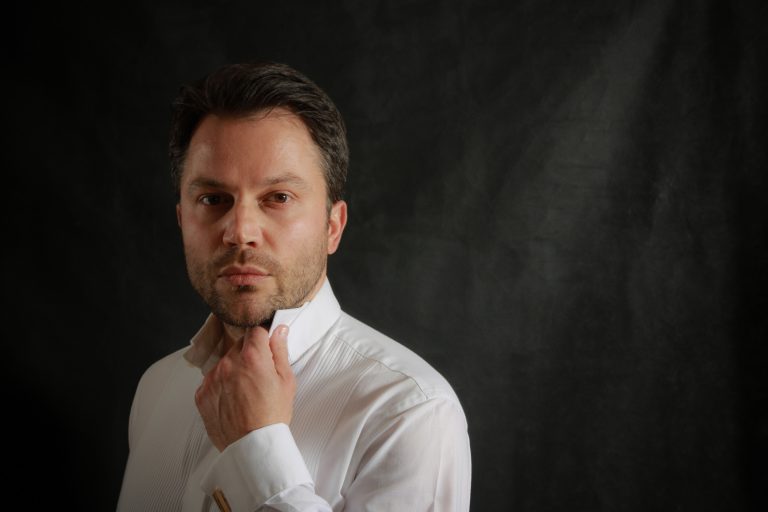 Ο Κωνσταντίνος Κληρονόμος μίλησε στο in για τον ρόλο του «Πρωτομάστορα» στο σπουδαίο έργο του Καλομοίρη