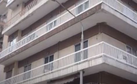 Ξάνθη: Τραβάει τα βλέμματα κολώνα φωτισμού που περνά μέσα από μπαλκόνι
