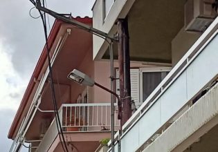 Κολώνα φωτισμού διαπερνά δύο μπαλκόνια πολυκατοικίας και γίνεται viral
