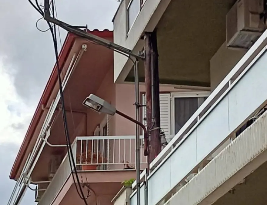 Κολώνα φωτισμού διαπερνά δύο μπαλκόνια πολυκατοικίας και γίνεται viral