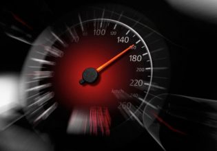 Στο τραπέζι φθηνότερα τέλη και ασφάλιστρα για νέους