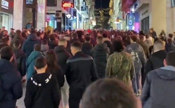 Άντριου Τέιτ: Συνθήματα και… πορεία στο Σύνταγμα για την αποφυλάκιση του κατηγορούμενου για βιασμό influencer