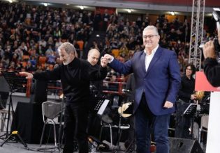 Κουτσούμπας: Τα τραγούδια του Ξαρχάκου έχουν «αίμα και καρδιά» – Μόνο το ΚΚΕ έχει κότσια για την υπέρβαση, είπε ο συνθέτης