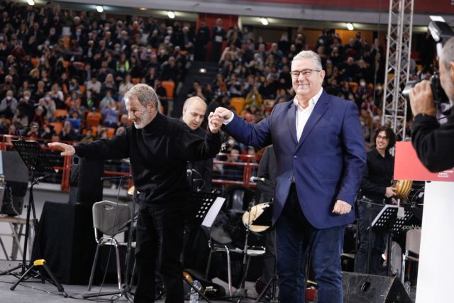 Κουτσούμπας: Τα τραγούδια του Ξαρχάκου έχουν «αίμα και καρδιά» – Μόνο το ΚΚΕ έχει κότσια για την υπέρβαση, είπε ο συνθέτης