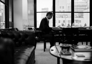 Σε αμηχανία το Μαξίμου για το σφυροκόπημα κατά Ντογιάκου