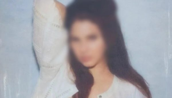 Λάνα Ντελ Ρέι: Ποζάρει χωρίς εσώρουχο για το εξώφυλλο του νέου της άλμπουμ