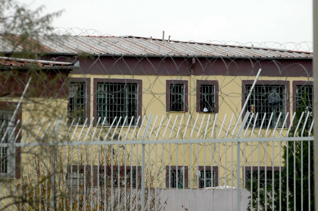Εξέγερση στις φυλακές Λάρισας – Πάνω από 100 κρατούμενοι δεν μπαίνουν στα κελιά τους