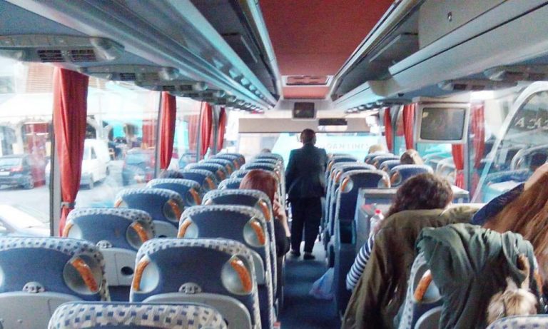 Λεωφορείο: Οδηγός δίνει το τιμόνι σε ανήλικη – Τι λέει ο ίδιος για την καταγγελία