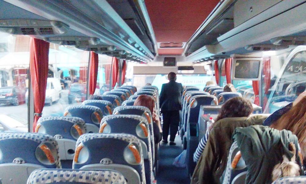 Λεωφορείο: Οδηγός δίνει το τιμόνι σε ανήλικη - Τι λέει ο ίδιος για την καταγγελία