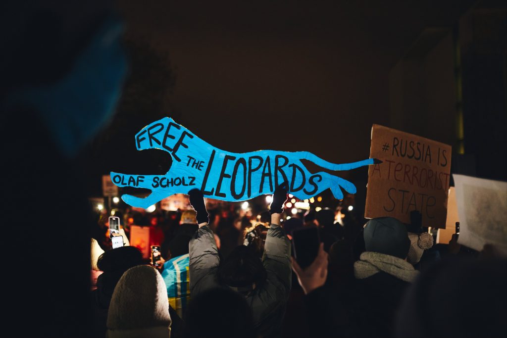 Ουκρανία: «Η αναποφασιστικότητα σκοτώνει περισσότερους» – «Καρφί» Ποντόλιακ για τη Δύση