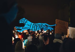 Ουκρανία: «Η αναποφασιστικότητα σκοτώνει περισσότερους» – «Καρφί» Ποντόλιακ για τη Δύση