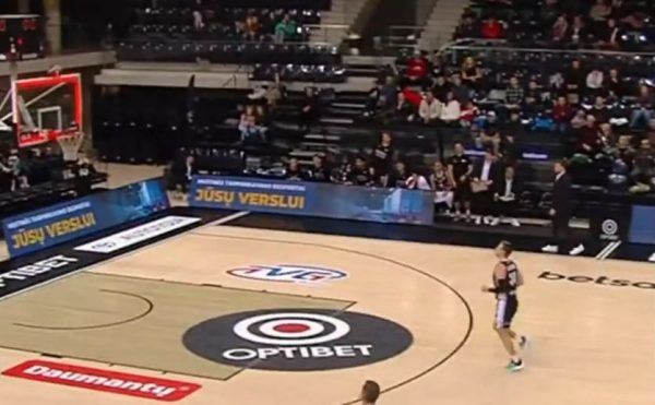 Απλά δεν υπάρχει: Το τρίποντο του αιώνα μπήκε στη Λιθουανία – Δείτε το βίντεο