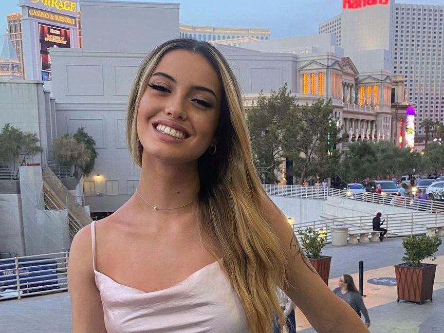 Δανάη Λιβιεράτου: Τρελά ερωτευμένη η τραγουδίστρια – Το παθιασμένο φιλί με τον σύντροφό της