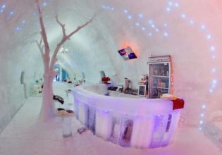 Τουρίστες από όλο τον κόσμο διαμένουν σε ξενοδοχείο από πάγο στην Ρουμανία