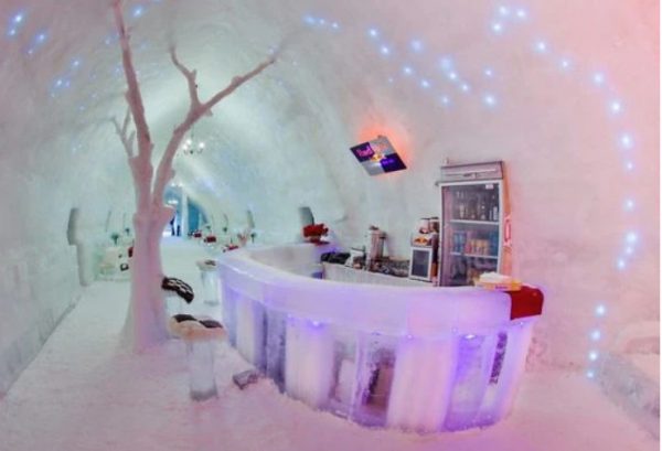 Τουρίστες από όλο τον κόσμο διαμένουν σε ξενοδοχείο από πάγο στην Ρουμανία