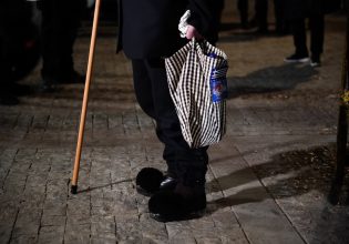 Τέως βασιλιάς Κωνσταντίνος: Στο λαϊκό προσκύνημα με… τσαρούχια