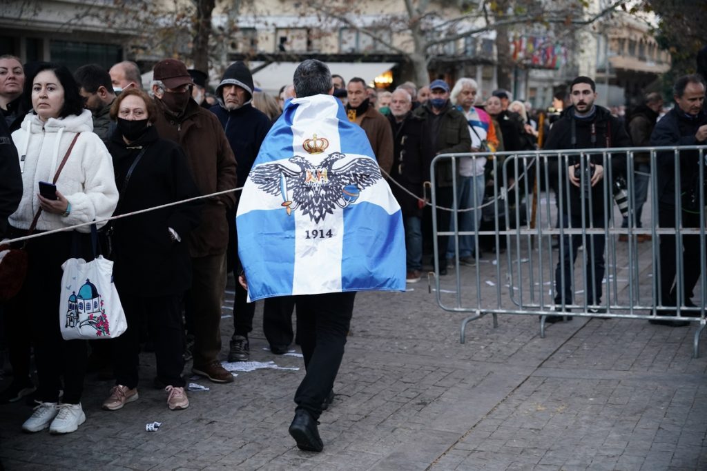 Τέως βασιλιάς Κωνσταντίνος: Ουρές για το λαϊκό προσκύνημα στον τέως βασιλιά [Εικόνες και βίντεο]